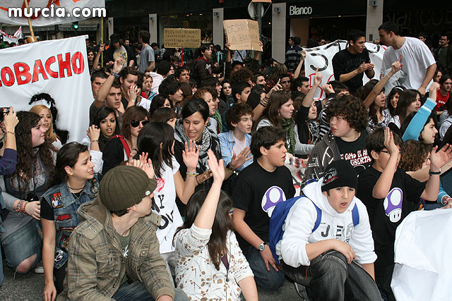 Un millar de estudiantes protestan contra el proceso de Bolonia en Murcia - 41