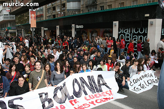 Un millar de estudiantes protestan contra el proceso de Bolonia en Murcia - 48