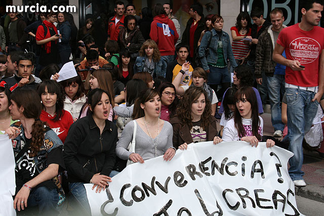 Un millar de estudiantes protestan contra el proceso de Bolonia en Murcia - 49