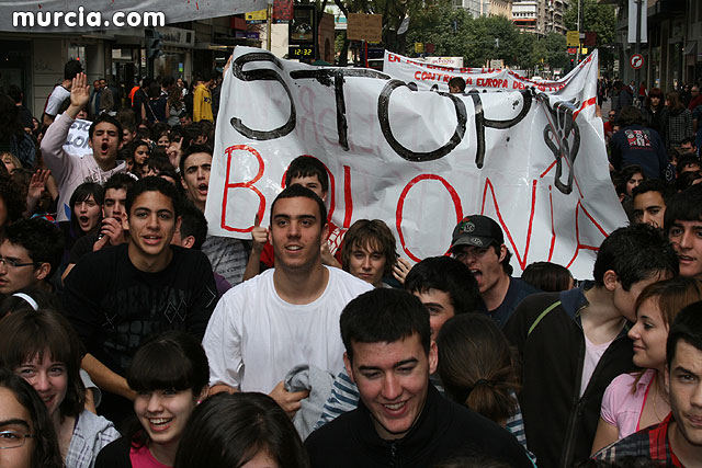 Un millar de estudiantes protestan contra el proceso de Bolonia en Murcia - 51