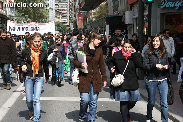 Un millar de estudiantes protestan contra el proceso de Bolonia en Murcia - 65