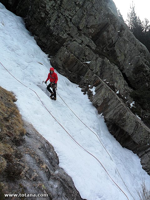 Escalada en cascadas de hielo. Pirineos, Bielsa, Valle de Pineta - 81