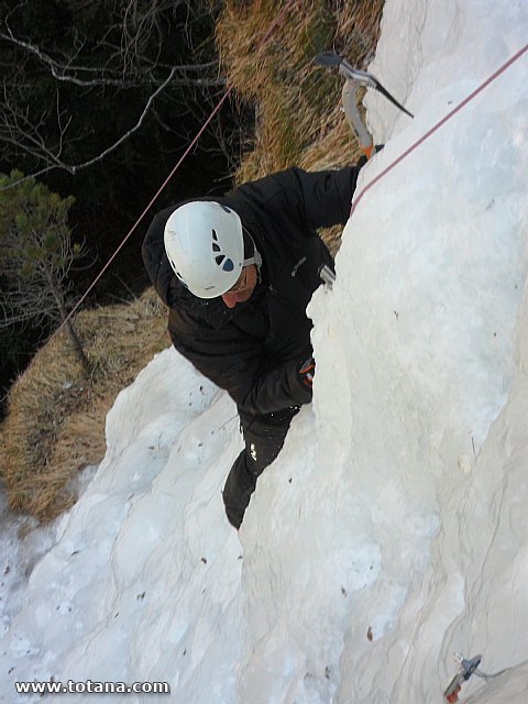 Escalada en cascadas de hielo. Pirineos, Bielsa, Valle de Pineta - 98