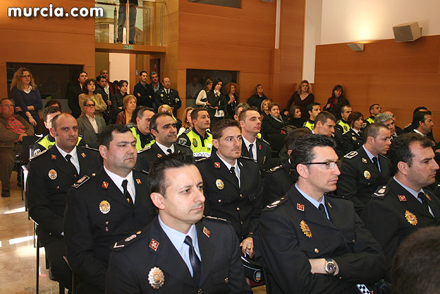 Entrega de diplomas acreditativos a 72 nuevos mandos de las policas locales de la Regin - 6