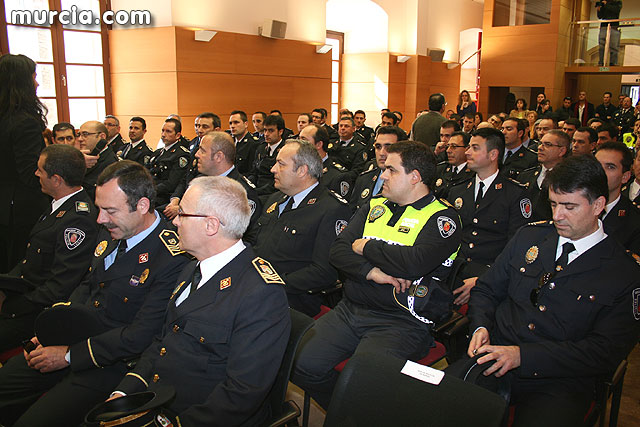 Entrega de diplomas acreditativos a 72 nuevos mandos de las policas locales de la Regin - 9