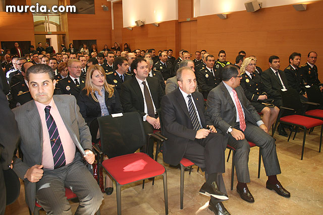 Entrega de diplomas acreditativos a 72 nuevos mandos de las policas locales de la Regin - 13