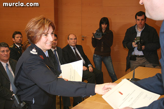 Entrega de diplomas acreditativos a 72 nuevos mandos de las policas locales de la Regin - 26