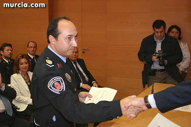 Entrega de diplomas acreditativos a 72 nuevos mandos de las policas locales de la Regin - 31