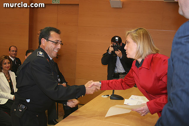 Entrega de diplomas acreditativos a 72 nuevos mandos de las policas locales de la Regin - 38