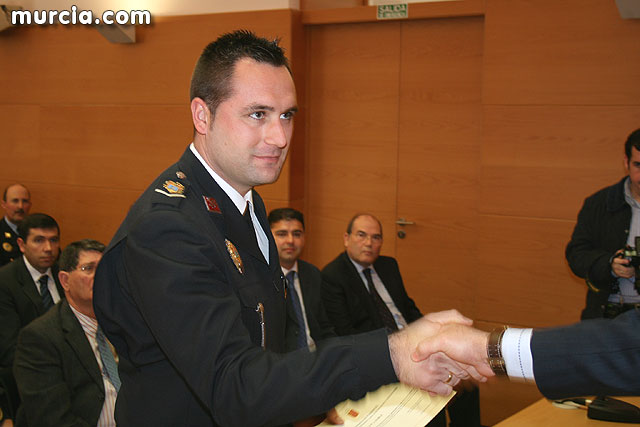 Entrega de diplomas acreditativos a 72 nuevos mandos de las policas locales de la Regin - 45