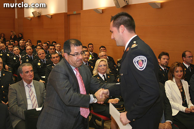 Entrega de diplomas acreditativos a 72 nuevos mandos de las policas locales de la Regin - 46