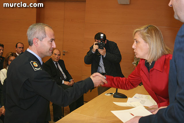 Entrega de diplomas acreditativos a 72 nuevos mandos de las policas locales de la Regin - 48