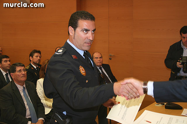 Entrega de diplomas acreditativos a 72 nuevos mandos de las policas locales de la Regin - 51