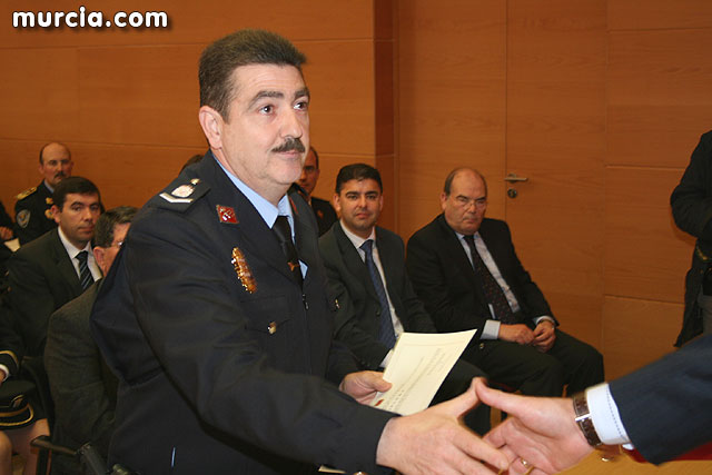 Entrega de diplomas acreditativos a 72 nuevos mandos de las policas locales de la Regin - 56
