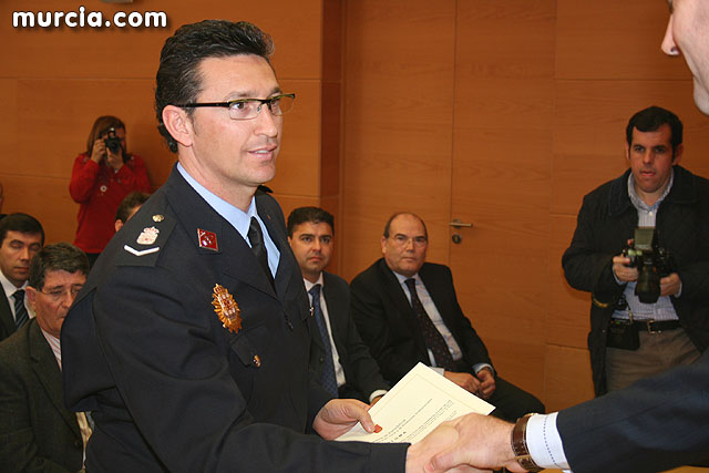 Entrega de diplomas acreditativos a 72 nuevos mandos de las policas locales de la Regin - 63