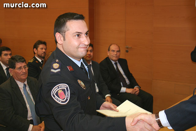 Entrega de diplomas acreditativos a 72 nuevos mandos de las policas locales de la Regin - 65