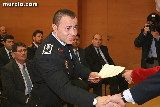 Entrega de diplomas acreditativos a 72 nuevos mandos de las policas locales de la Regin - 69
