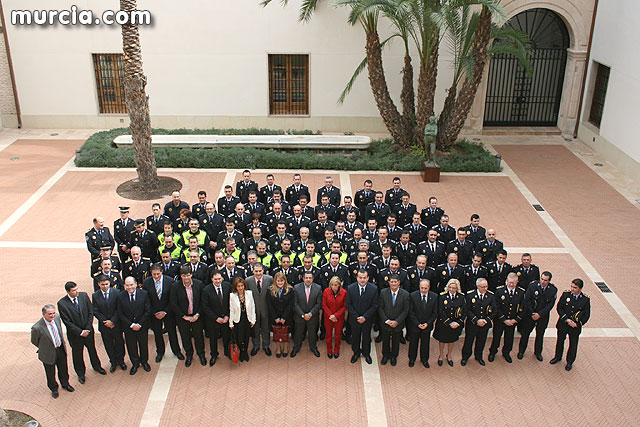 Entrega de diplomas acreditativos a 72 nuevos mandos de las policas locales de la Regin - 99