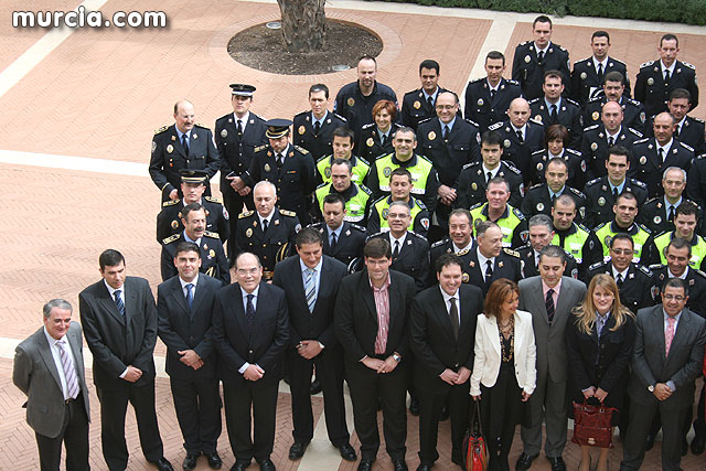 Entrega de diplomas acreditativos a 72 nuevos mandos de las policas locales de la Regin - 100