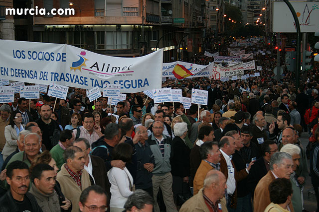 Cientos de miles de personas se manifiestan en Murcia a favor del trasvase - 247
