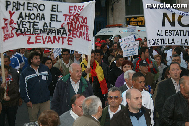 Cientos de miles de personas se manifiestan en Murcia a favor del trasvase - 250