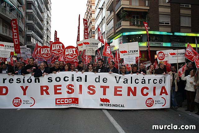 Cerca de 40.000 personas vuelven a manifestar en Murcia su rechazo al “Tijeretazo” de Valcrcel y al preacuerdo al que han llegado algunas organizaciones y la Administracin regional - 51