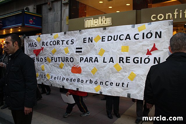 Cerca de 40.000 personas vuelven a manifestar en Murcia su rechazo al “Tijeretazo” de Valcrcel y al preacuerdo al que han llegado algunas organizaciones y la Administracin regional - 66