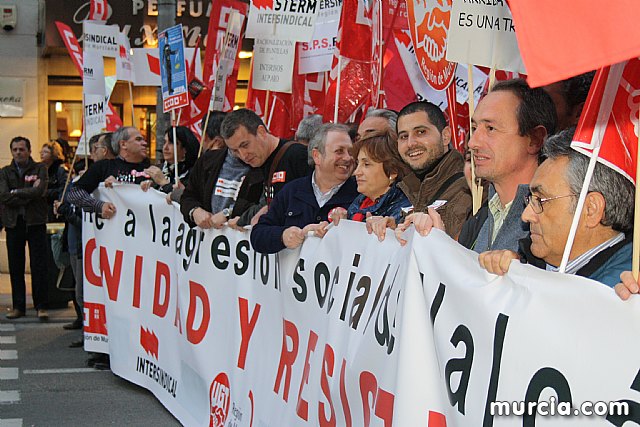 Cerca de 40.000 personas vuelven a manifestar en Murcia su rechazo al “Tijeretazo” de Valcrcel y al preacuerdo al que han llegado algunas organizaciones y la Administracin regional - 69