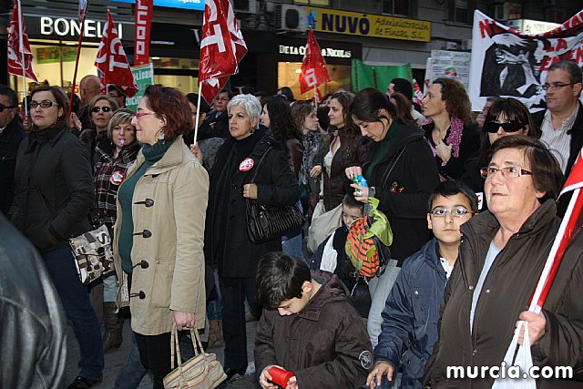Cerca de 40.000 personas vuelven a manifestar en Murcia su rechazo al “Tijeretazo” de Valcrcel y al preacuerdo al que han llegado algunas organizaciones y la Administracin regional - 79