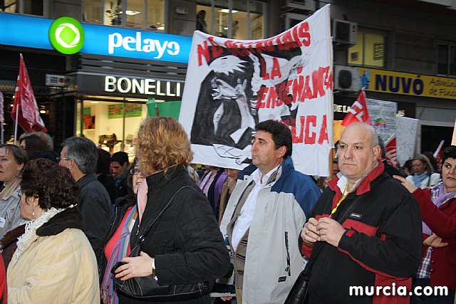 Cerca de 40.000 personas vuelven a manifestar en Murcia su rechazo al “Tijeretazo” de Valcrcel y al preacuerdo al que han llegado algunas organizaciones y la Administracin regional - 81