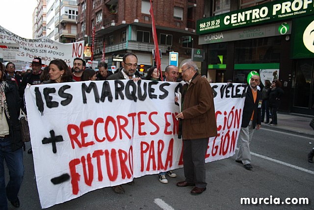 Cerca de 40.000 personas vuelven a manifestar en Murcia su rechazo al “Tijeretazo” de Valcrcel y al preacuerdo al que han llegado algunas organizaciones y la Administracin regional - 110