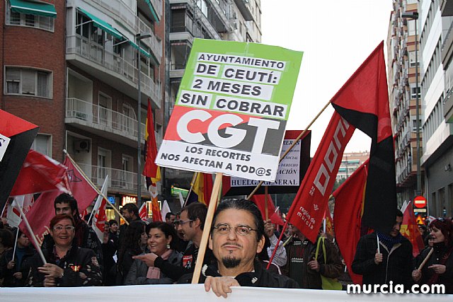 Cerca de 40.000 personas vuelven a manifestar en Murcia su rechazo al “Tijeretazo” de Valcrcel y al preacuerdo al que han llegado algunas organizaciones y la Administracin regional - 142
