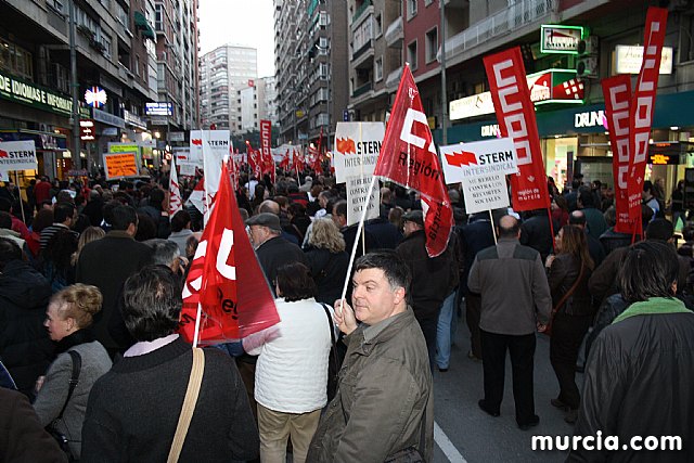 Cerca de 40.000 personas vuelven a manifestar en Murcia su rechazo al “Tijeretazo” de Valcrcel y al preacuerdo al que han llegado algunas organizaciones y la Administracin regional - 144