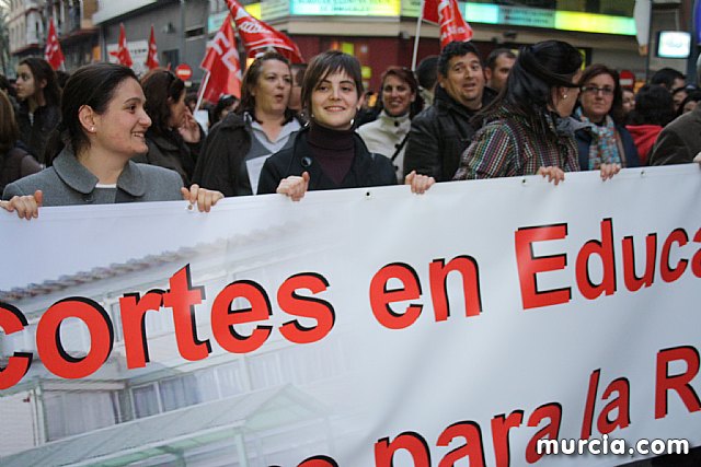 Cerca de 40.000 personas vuelven a manifestar en Murcia su rechazo al “Tijeretazo” de Valcrcel y al preacuerdo al que han llegado algunas organizaciones y la Administracin regional - 158