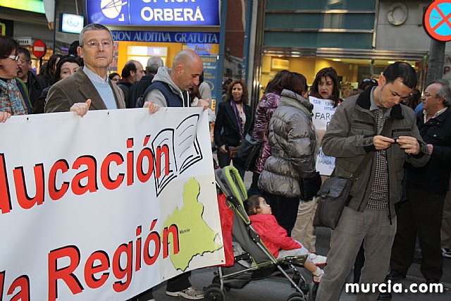 Cerca de 40.000 personas vuelven a manifestar en Murcia su rechazo al “Tijeretazo” de Valcrcel y al preacuerdo al que han llegado algunas organizaciones y la Administracin regional - 159
