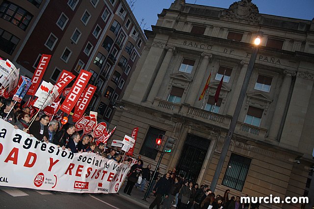 Cerca de 40.000 personas vuelven a manifestar en Murcia su rechazo al “Tijeretazo” de Valcrcel y al preacuerdo al que han llegado algunas organizaciones y la Administracin regional - 226