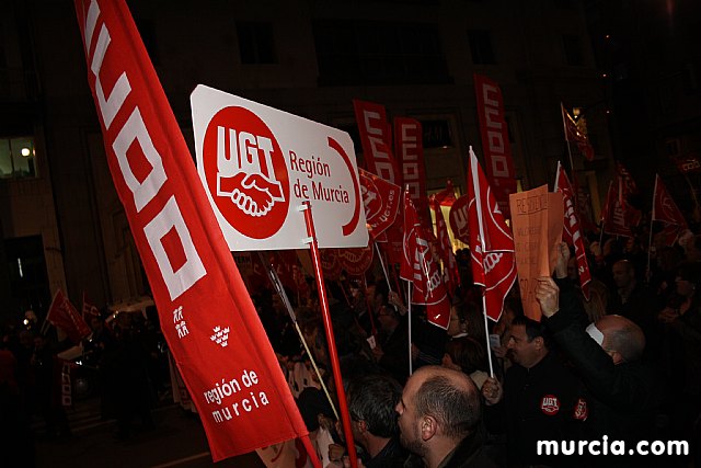 Cerca de 40.000 personas vuelven a manifestar en Murcia su rechazo al “Tijeretazo” de Valcrcel y al preacuerdo al que han llegado algunas organizaciones y la Administracin regional - 230