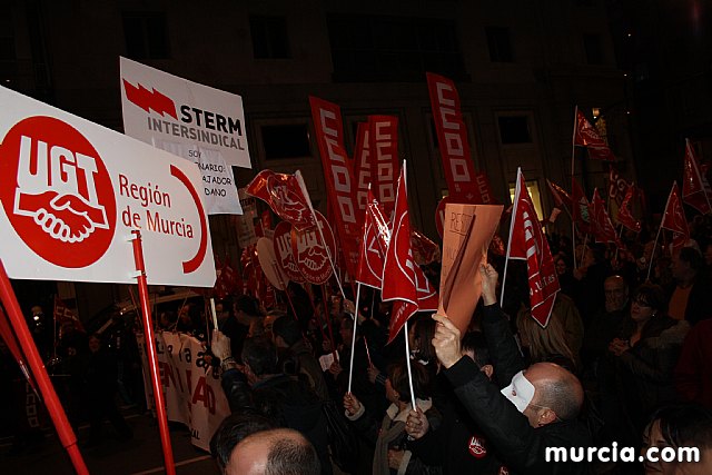 Cerca de 40.000 personas vuelven a manifestar en Murcia su rechazo al “Tijeretazo” de Valcrcel y al preacuerdo al que han llegado algunas organizaciones y la Administracin regional - 231