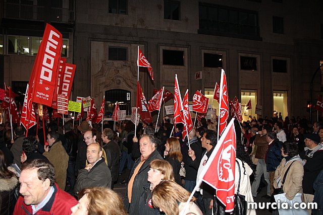 Cerca de 40.000 personas vuelven a manifestar en Murcia su rechazo al “Tijeretazo” de Valcrcel y al preacuerdo al que han llegado algunas organizaciones y la Administracin regional - 233