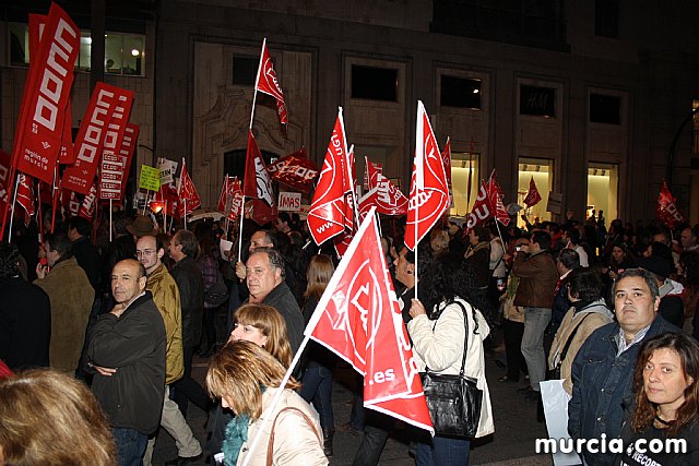 Cerca de 40.000 personas vuelven a manifestar en Murcia su rechazo al “Tijeretazo” de Valcrcel y al preacuerdo al que han llegado algunas organizaciones y la Administracin regional - 234