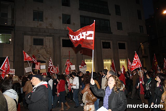 Cerca de 40.000 personas vuelven a manifestar en Murcia su rechazo al “Tijeretazo” de Valcrcel y al preacuerdo al que han llegado algunas organizaciones y la Administracin regional - 235