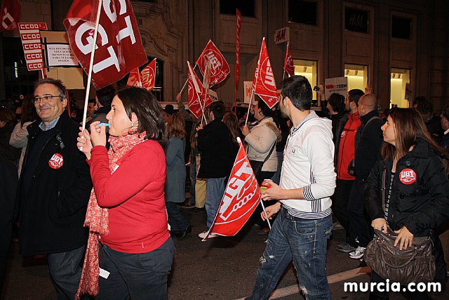 Cerca de 40.000 personas vuelven a manifestar en Murcia su rechazo al “Tijeretazo” de Valcrcel y al preacuerdo al que han llegado algunas organizaciones y la Administracin regional - 236