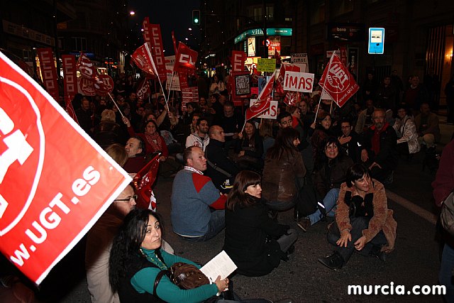 Cerca de 40.000 personas vuelven a manifestar en Murcia su rechazo al “Tijeretazo” de Valcrcel y al preacuerdo al que han llegado algunas organizaciones y la Administracin regional - 238