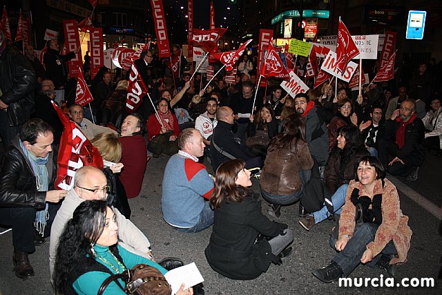 Cerca de 40.000 personas vuelven a manifestar en Murcia su rechazo al “Tijeretazo” de Valcrcel y al preacuerdo al que han llegado algunas organizaciones y la Administracin regional - 239