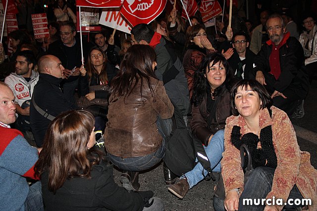Cerca de 40.000 personas vuelven a manifestar en Murcia su rechazo al “Tijeretazo” de Valcrcel y al preacuerdo al que han llegado algunas organizaciones y la Administracin regional - 240