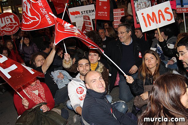 Cerca de 40.000 personas vuelven a manifestar en Murcia su rechazo al “Tijeretazo” de Valcrcel y al preacuerdo al que han llegado algunas organizaciones y la Administracin regional - 241