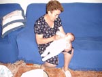 La abuela dando el bibe a Alejandro - 15