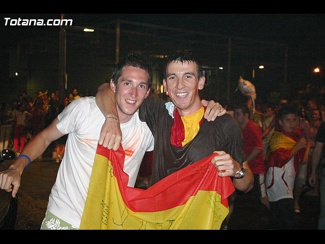 Numerosos totaneros celebraron el triunfo de Espaa en la final de la Eurocopa ante Alemania - 98