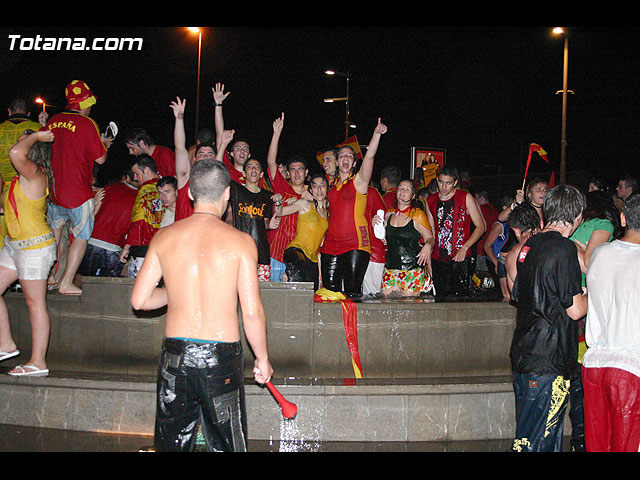 Numerosos totaneros celebraron el triunfo de Espaa en la final de la Eurocopa ante Alemania - 218