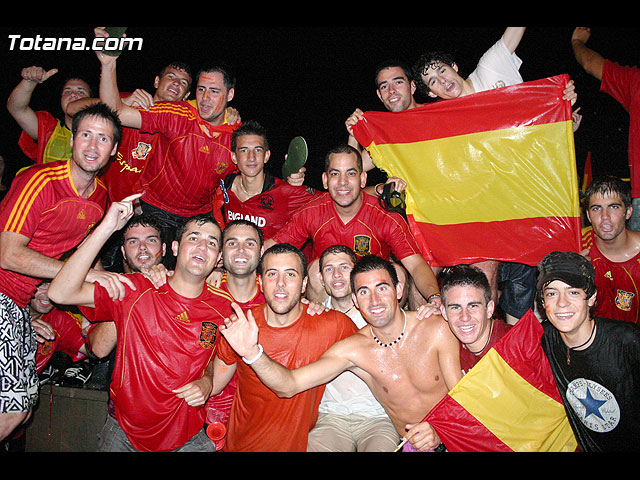 Numerosos totaneros celebraron el triunfo de Espaa en la final de la Eurocopa ante Alemania - 227